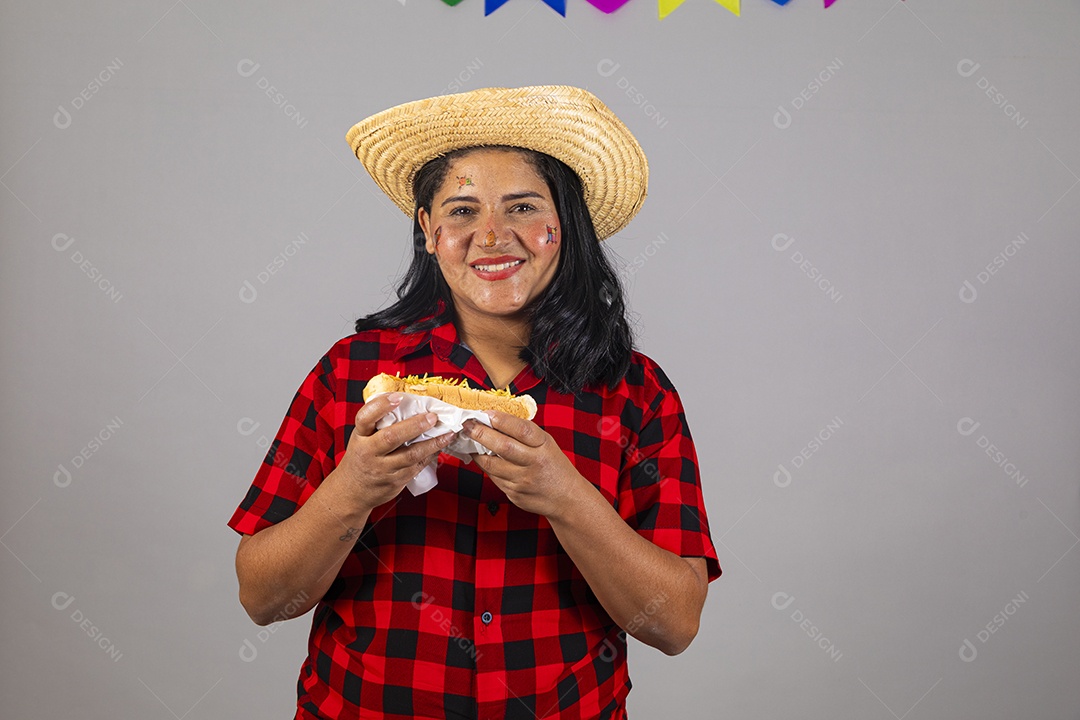 Mulher jovem usando trajes típicos de festa junina