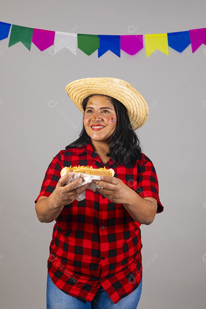 Mulher jovem usando trajes típicos de festa junina