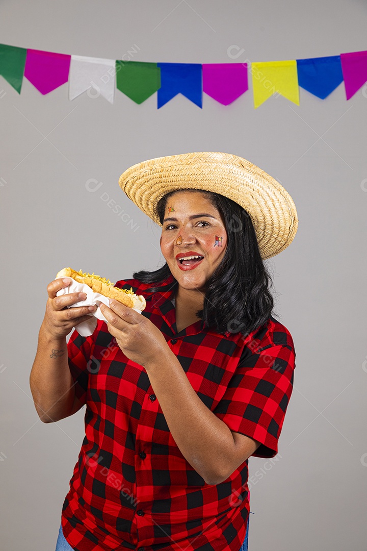 Mulher jovem usando trajes típicos de festa junina
