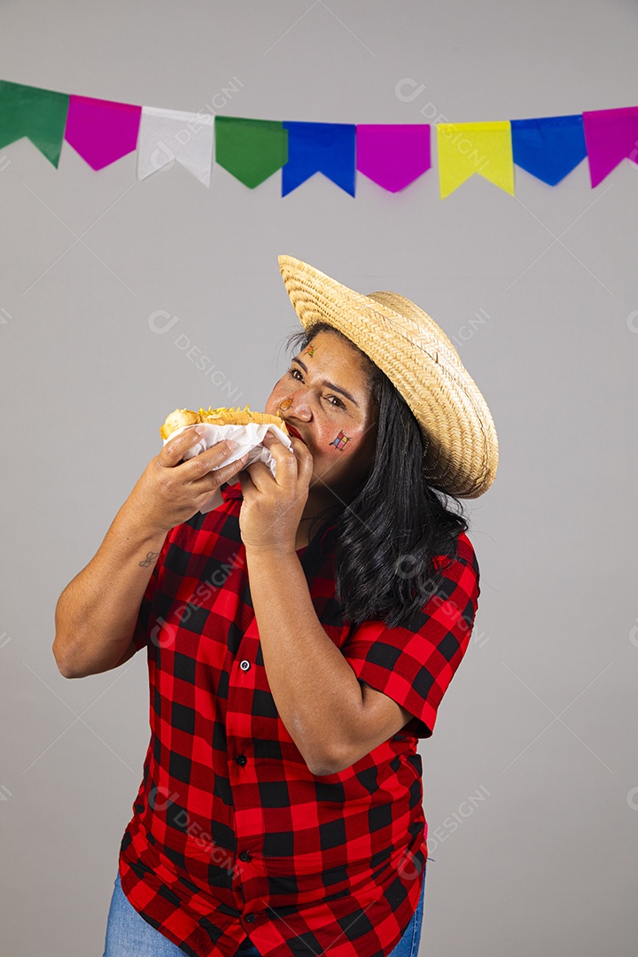Mulher jovem usando trajes típicos de festa junina
