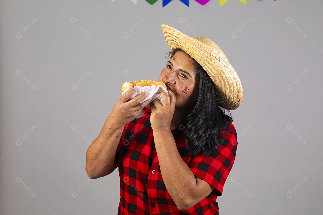Mulher jovem usando trajes típicos de festa junina