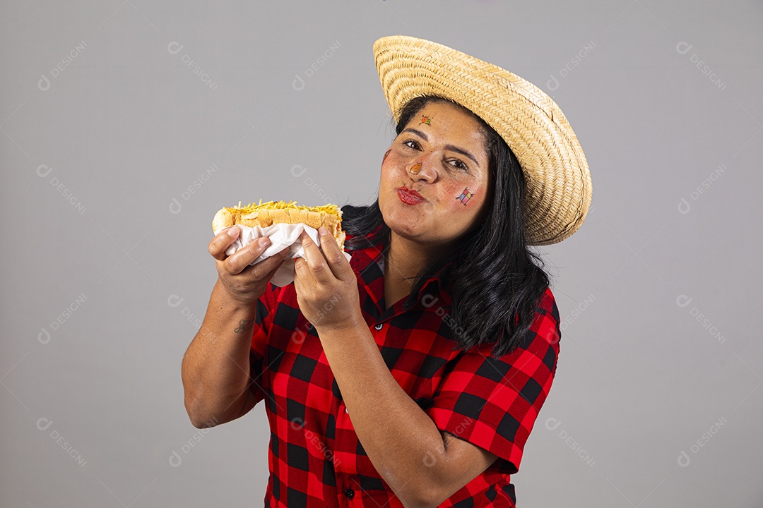 Mulher jovem usando trajes típicos de festa junina