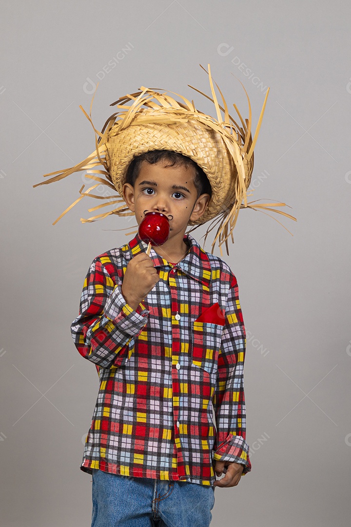 Garotinho usando roupas típicas festa junina sobre fundo isolado