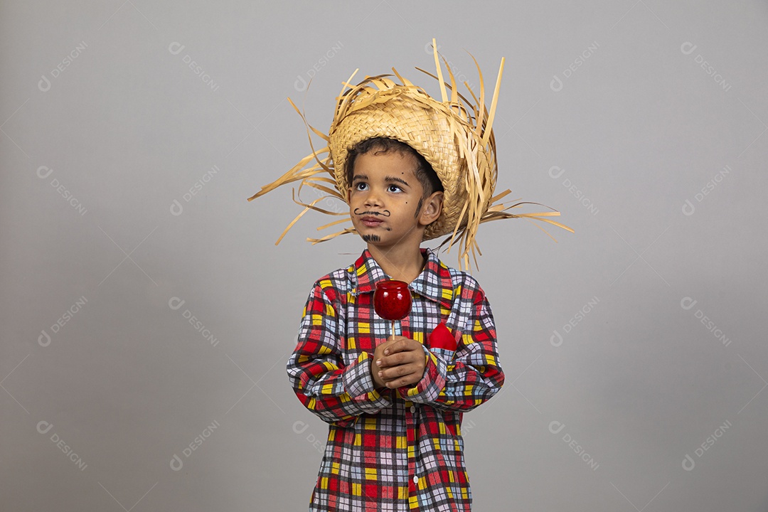 Garotinho usando roupas típicas festa junina sobre fundo isolado