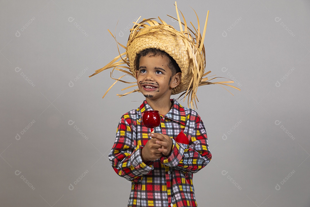 Garotinho usando roupas típicas festa junina sobre fundo isolado