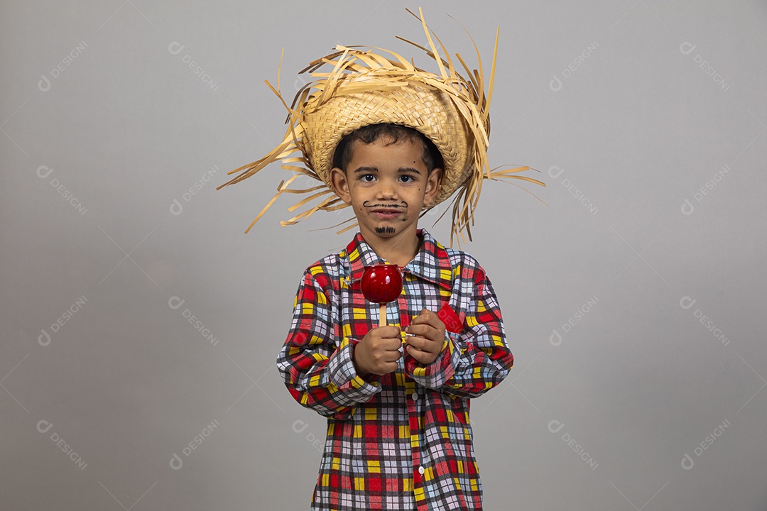Garotinho usando roupas típicas festa junina sobre fundo isolado