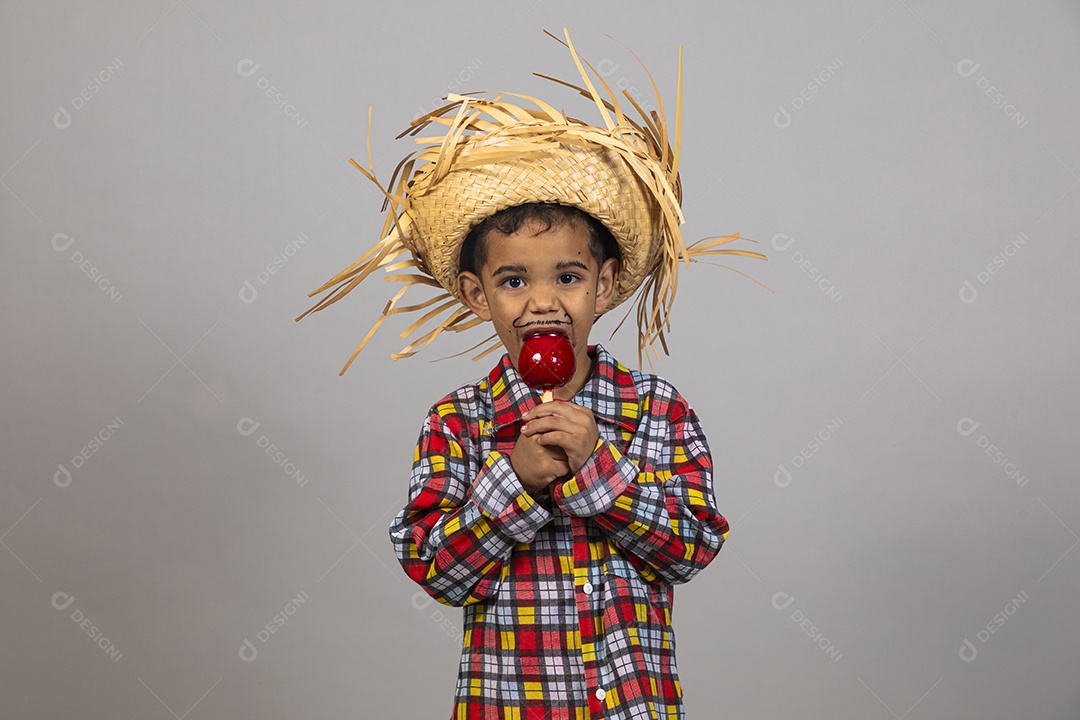 Garotinho usando roupas típicas festa junina sobre fundo isolado
