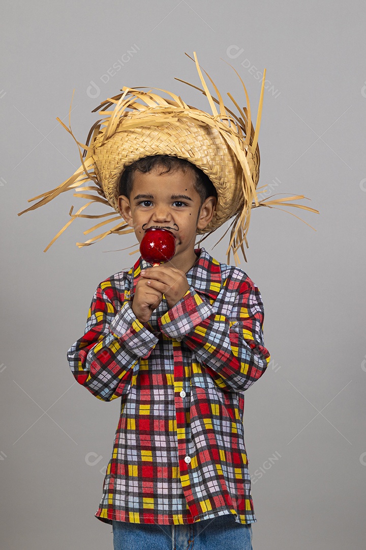 Garotinho usando roupas típicas festa junina sobre fundo isolado