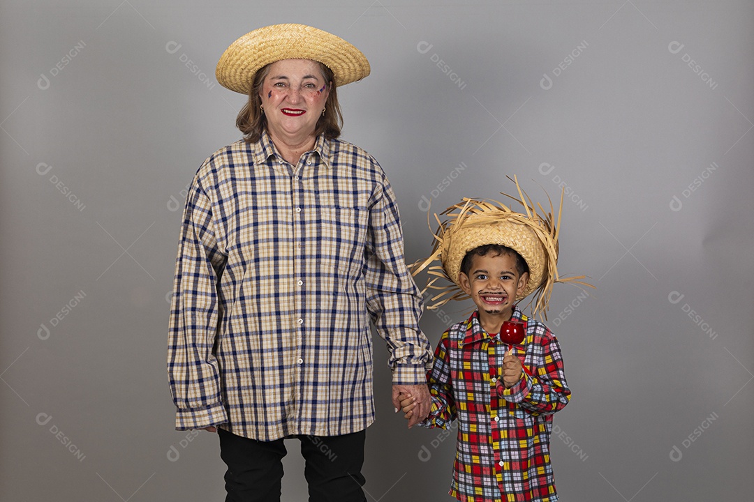 Linda mulher velha usando roupas típicas festa junina ao lado de sua neto