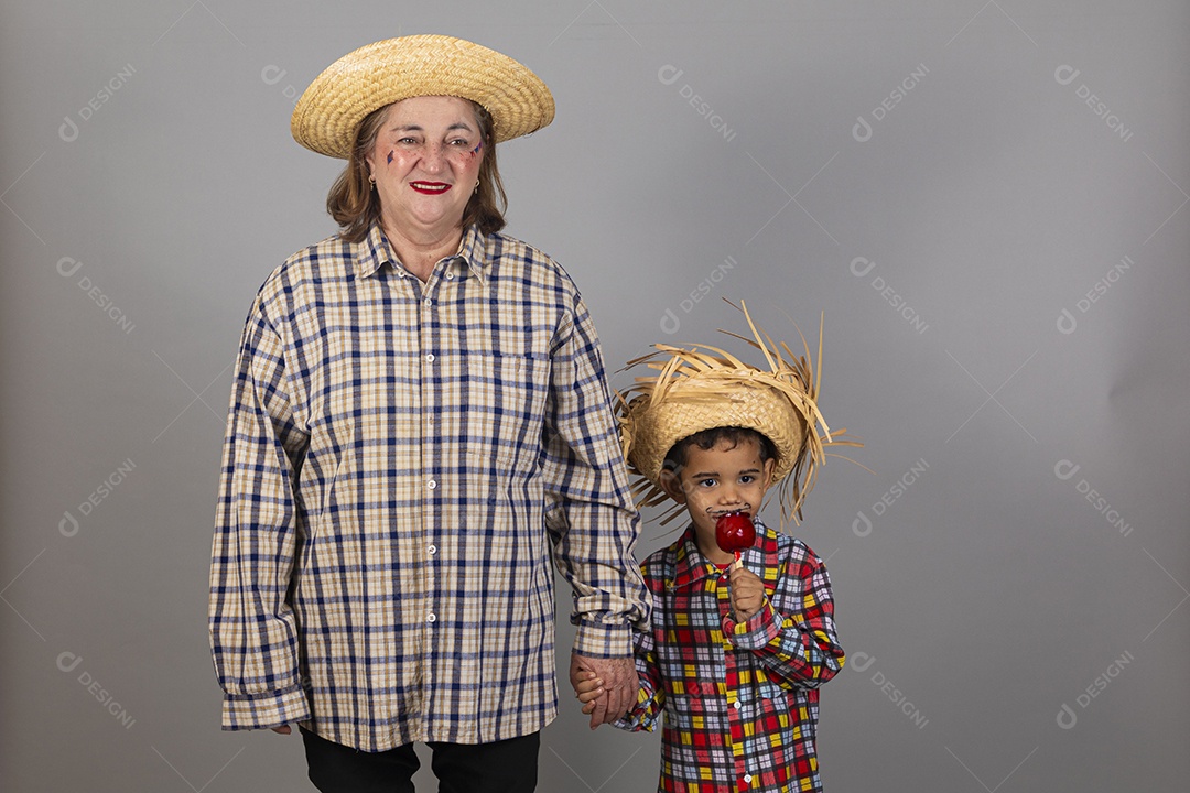 Linda mulher velha usando roupas típicas festa junina ao lado de sua neto