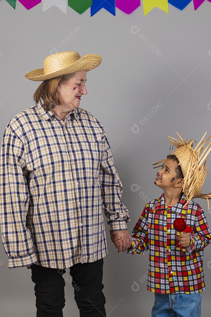 Linda mulher velha usando roupas típicas festa junina ao lado de sua neto