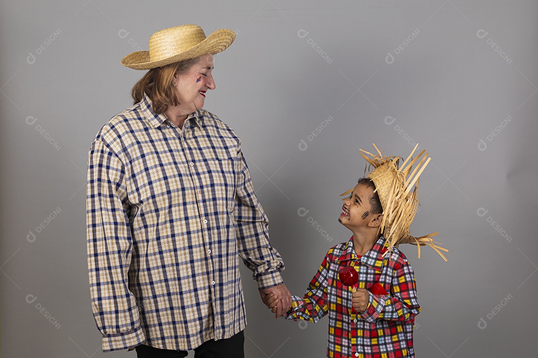 Linda mulher velha usando roupas típicas festa junina ao lado de sua neto