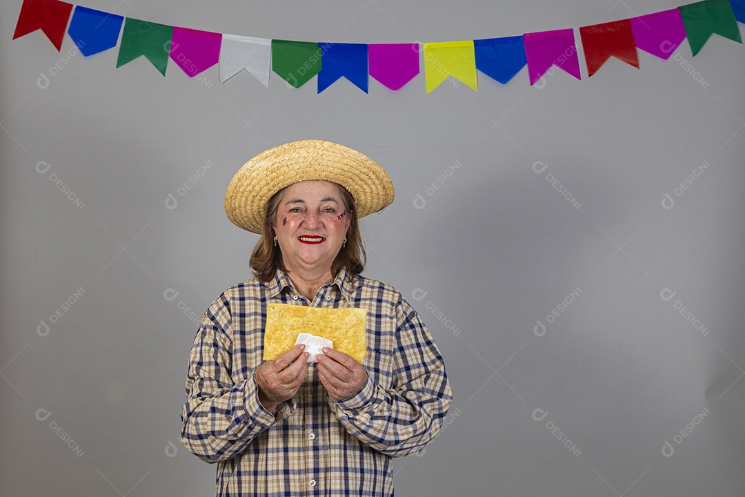 Linda mulher velha usando roupas típicas festa junina sobre fundo isolado