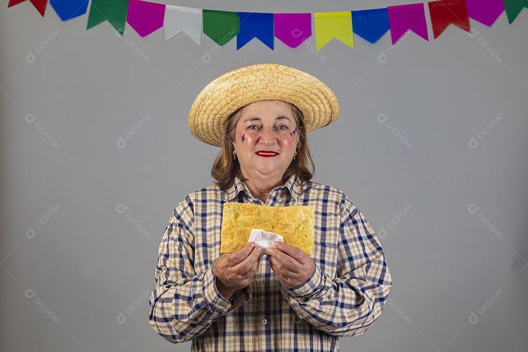 Linda mulher velha usando roupas típicas festa junina sobre fundo isolado