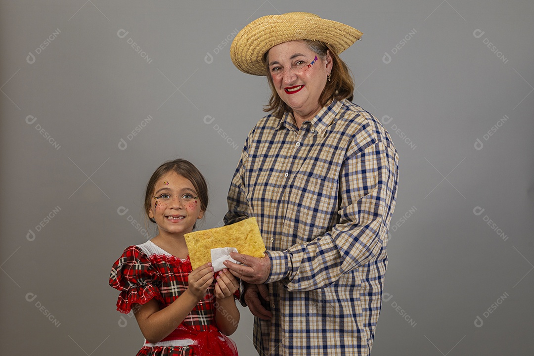 Linda mulher velha usando roupas típicas festa junina ao lado de sua neta