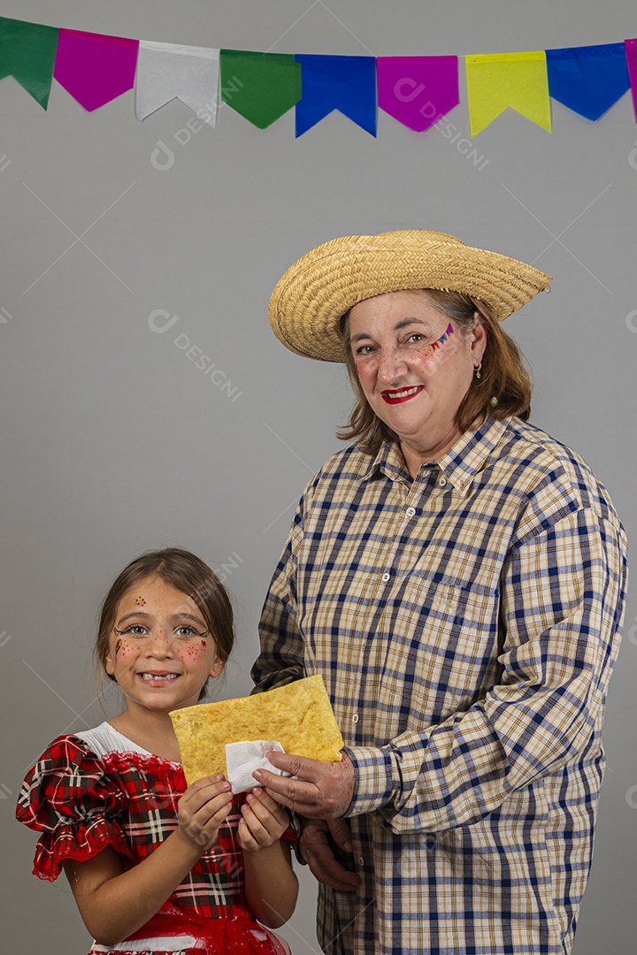 Linda mulher velha usando roupas típicas festa junina ao lado de sua neta