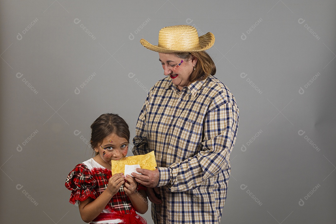 Linda mulher velha usando roupas típicas festa junina ao lado de sua neta