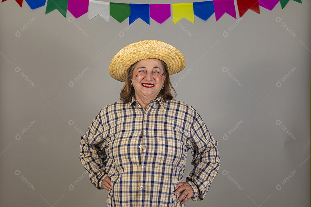 Linda mulher velha usando roupas típicas festa junina sobre fundo isolado