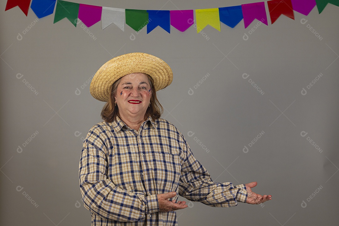 Linda mulher velha usando roupas típicas festa junina sobre fundo isolado