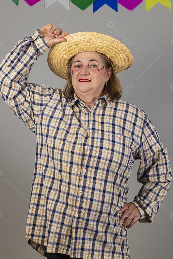 Linda mulher velha usando roupas típicas festa junina sobre fundo isolado