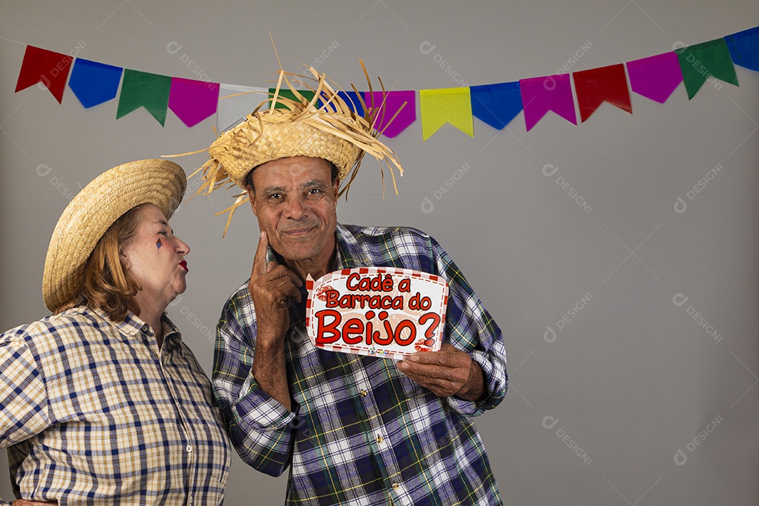 Lindo casal meia idade usando roupas típicas festa junina sobre fundo isolado