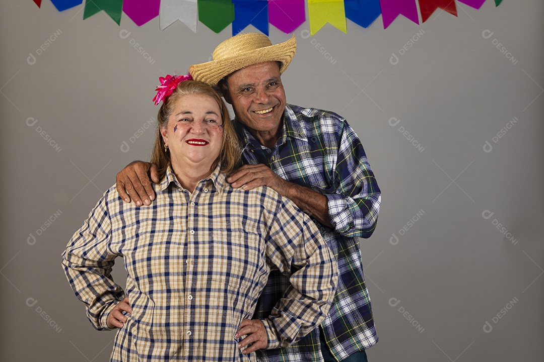 Lindo casal meia idade usando roupas típicas festa junina sobre fundo isolado