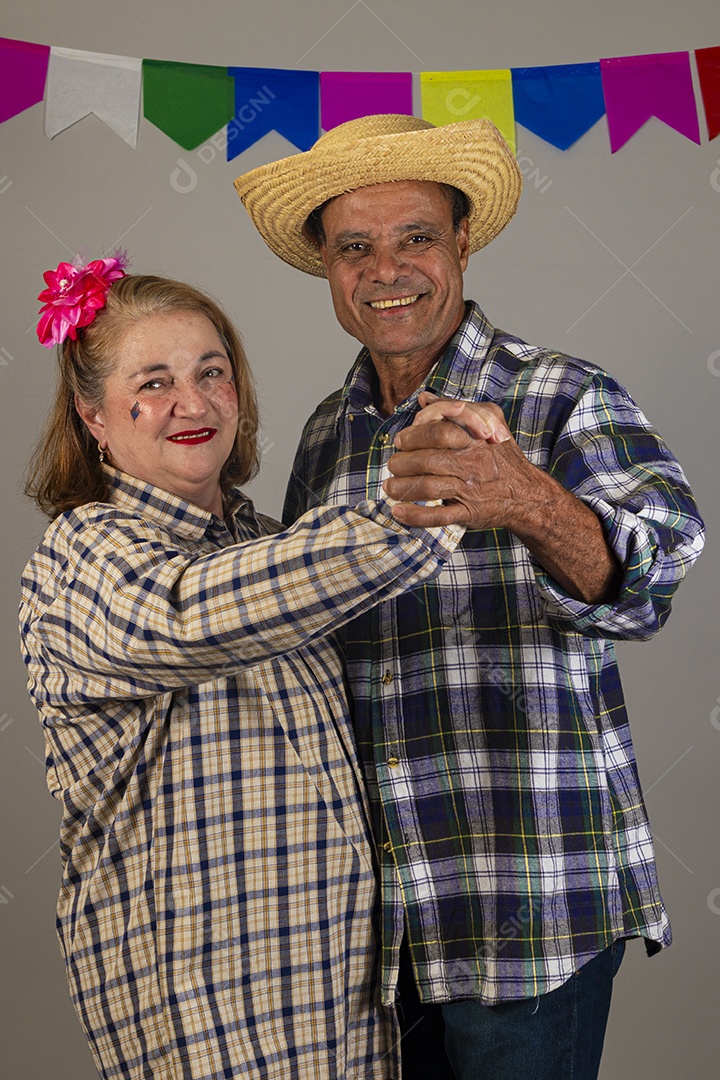 Lindo casal meia idade usando roupas típicas festa junina sobre fundo isolado