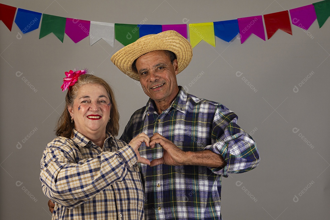 Lindo casal meia idade usando roupas típicas festa junina sobre fundo isolado