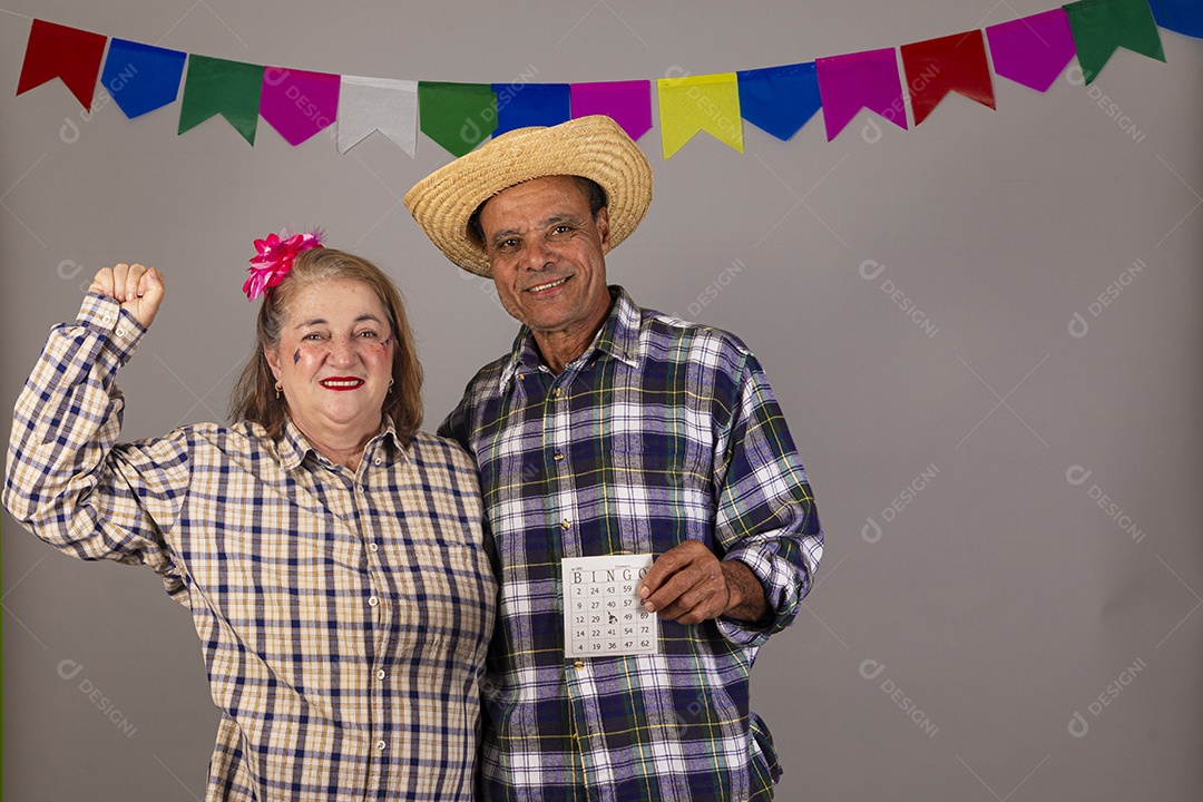 Lindo casal meia idade usando roupas típicas festa junina sobre fundo isolado