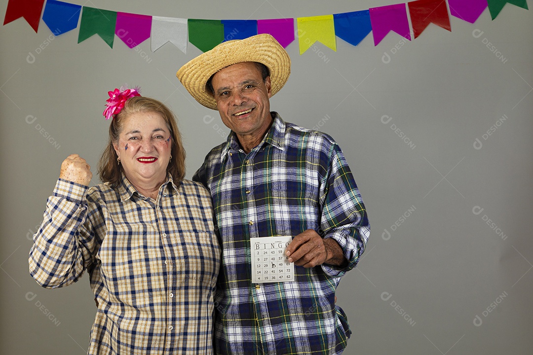 Lindo casal meia idade usando roupas típicas festa junina sobre fundo isolado