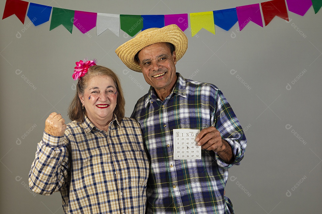 Lindo casal meia idade usando roupas típicas festa junina sobre fundo isolado