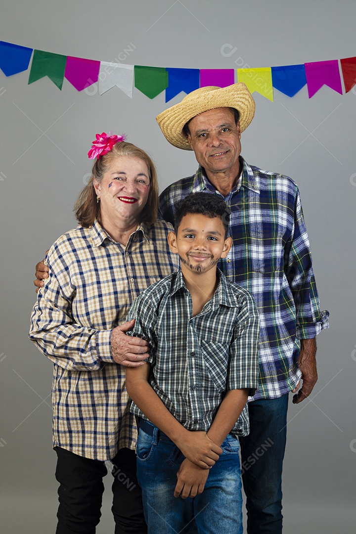 Lindo casal meia idade usando roupas típicas festa junina ao lado de seu neto