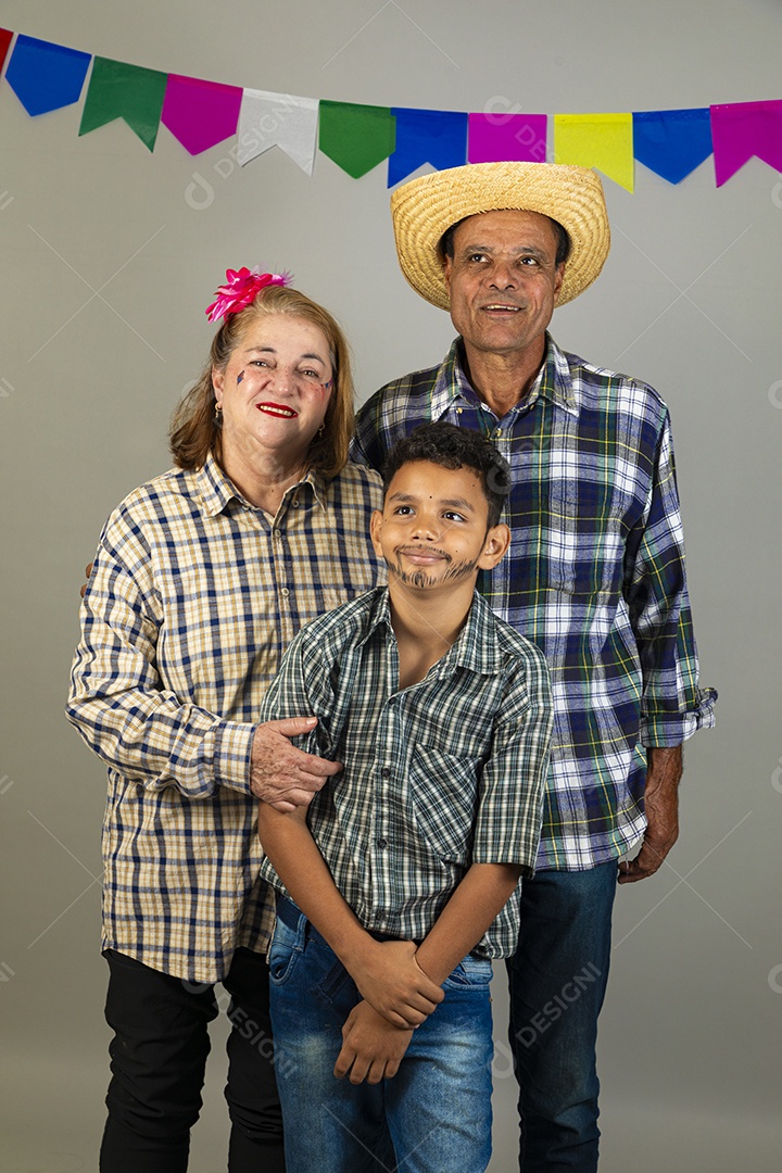 Lindo casal meia idade usando roupas típicas festa junina ao lado de seu neto