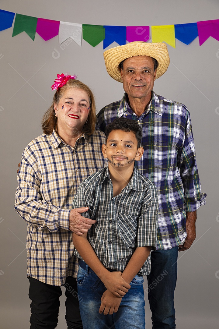 Lindo casal meia idade usando roupas típicas festa junina ao lado de seu neto