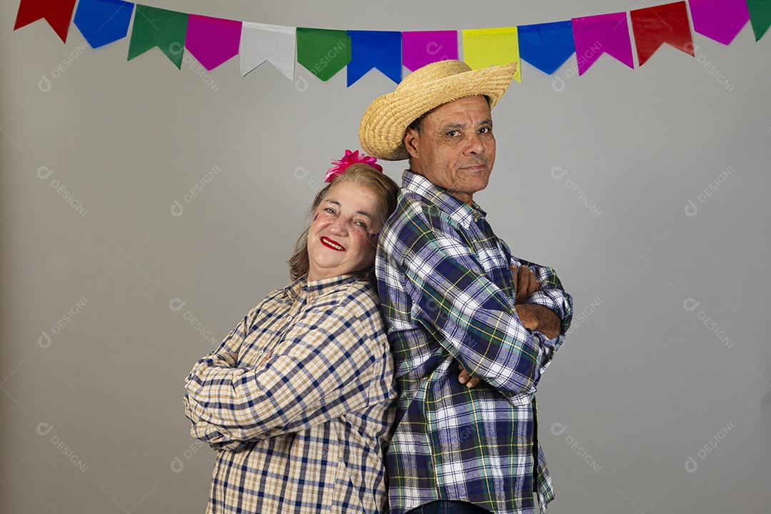 Lindo casal meia idade usando roupas típicas festa junina sobre fundo isolado