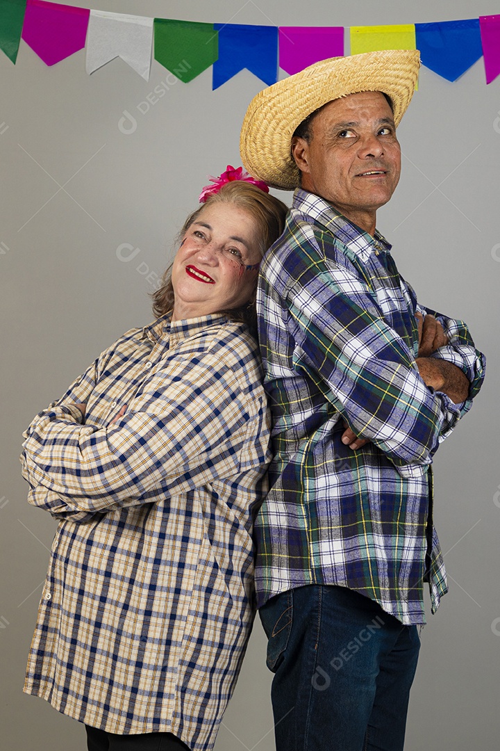 Lindo casal meia idade usando roupas típicas festa junina sobre fundo isolado