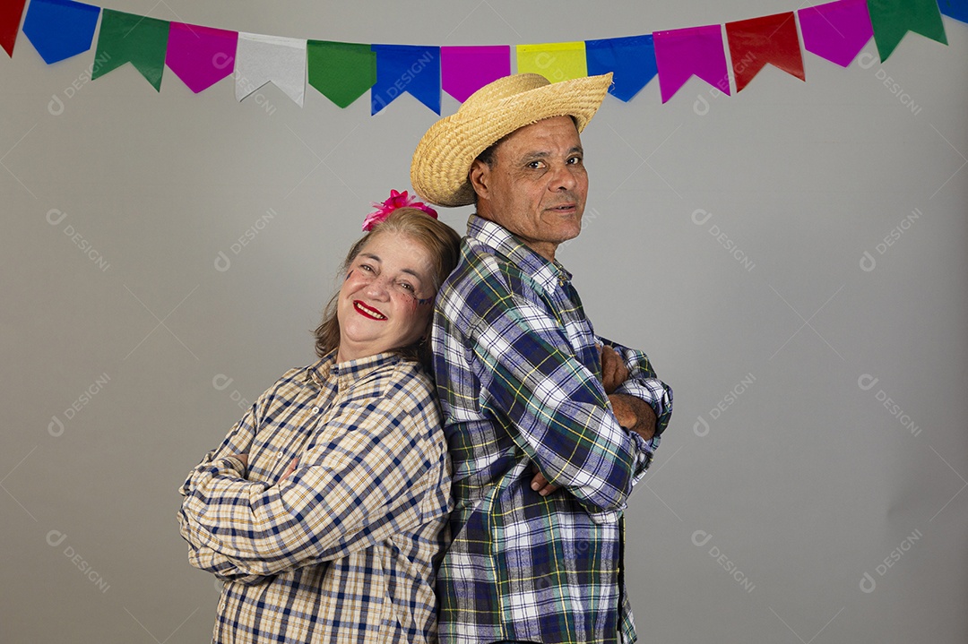 Lindo casal meia idade usando roupas típicas festa junina sobre fundo isolado
