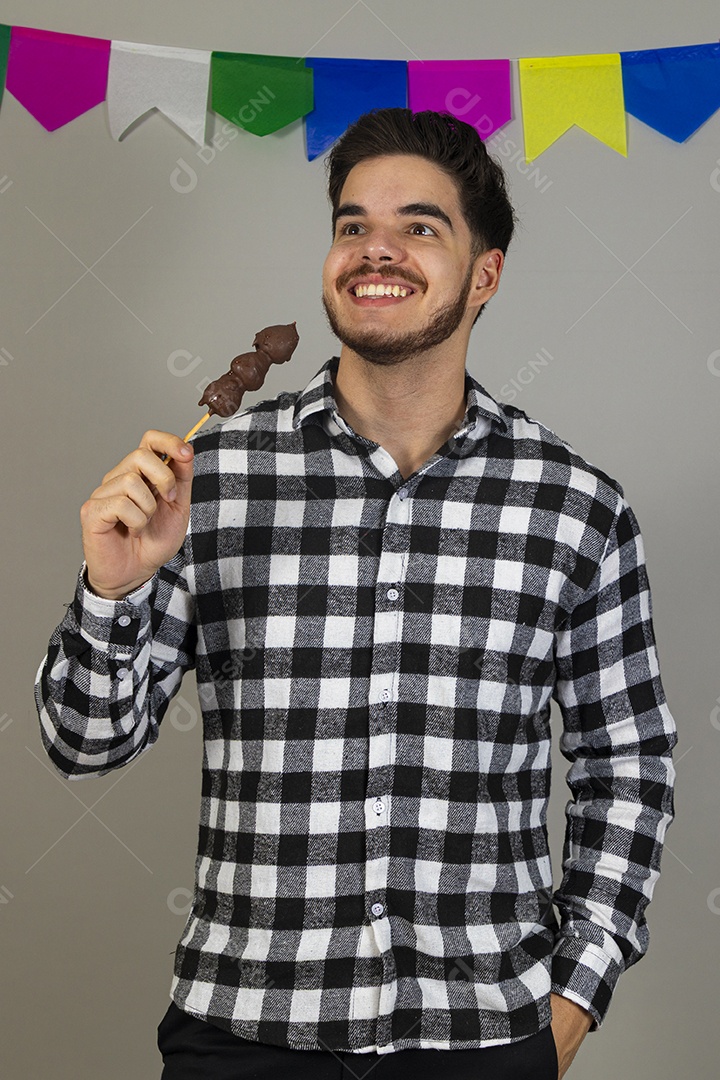 Homem jovem usando trajes típicos de festa junina