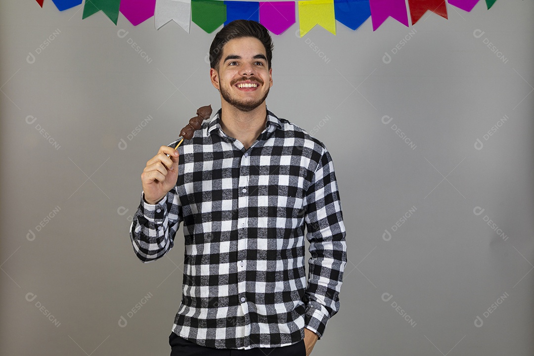 Homem jovem usando trajes típicos de festa junina