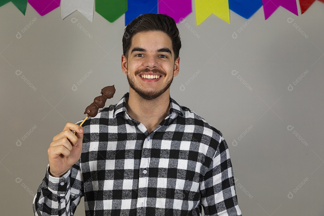 Homem jovem usando trajes típicos de festa junina