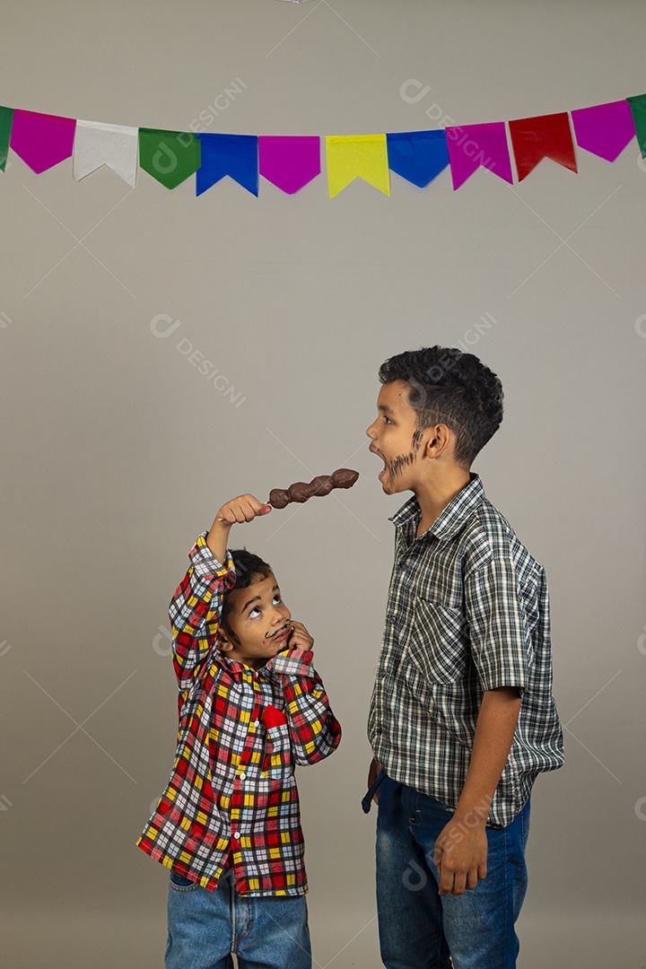 Lindas crianças usando roupas típicas da festa de junina