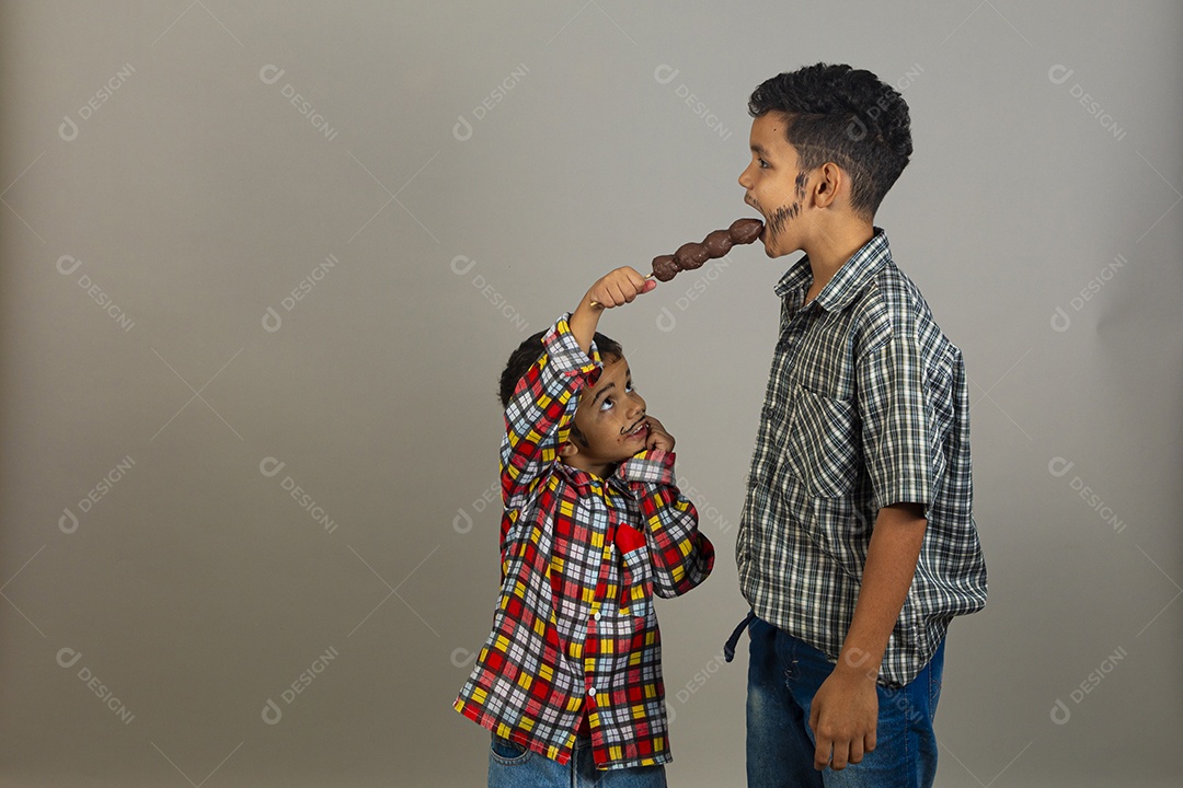 Lindas crianças usando roupas típicas da festa de junina
