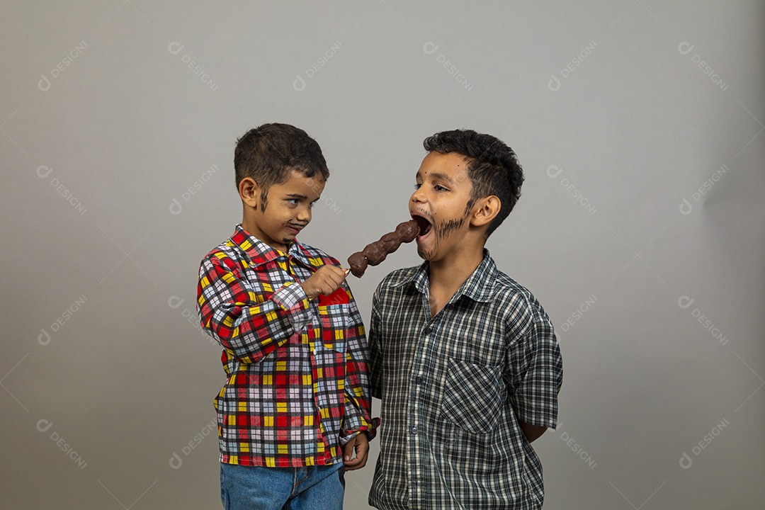 Lindas crianças usando roupas típicas da festa de junina