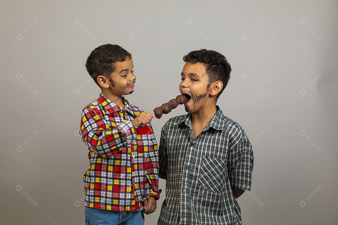 Lindas crianças usando roupas típicas da festa de junina