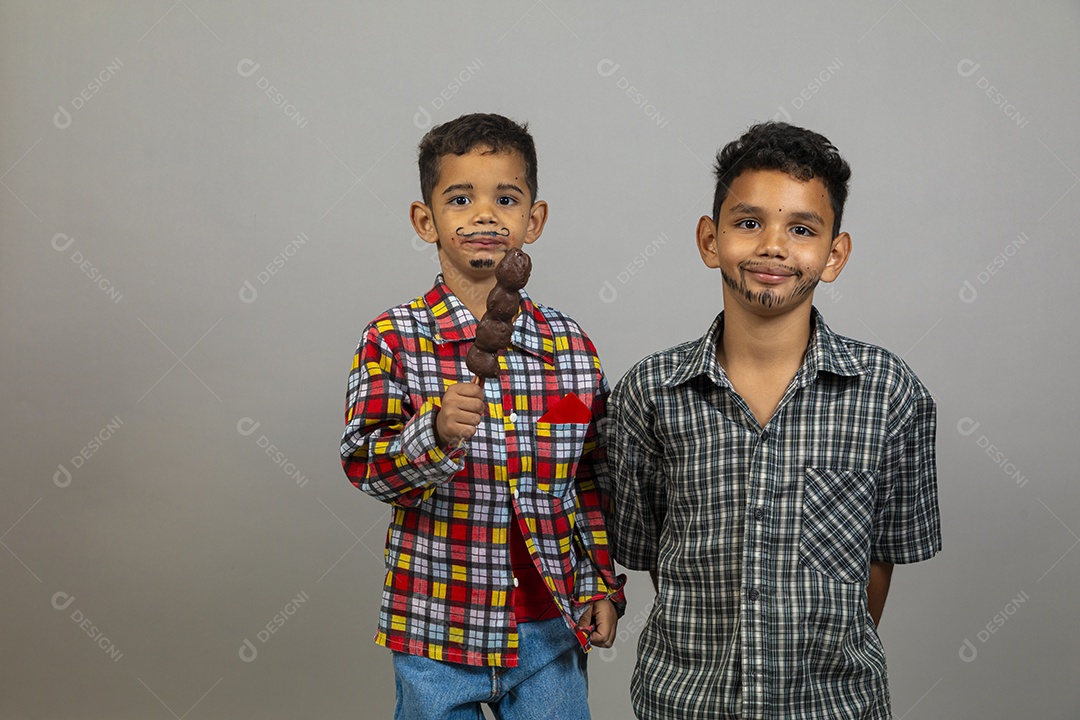 Lindas crianças usando roupas típicas da festa de junina