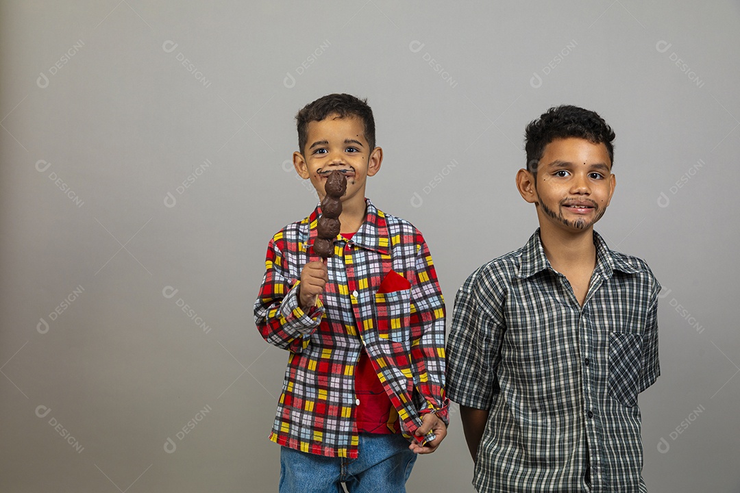 Lindas crianças usando roupas típicas da festa de junina