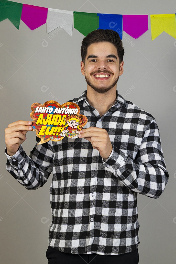 Homem jovem usando roupas típicas festa junina sobre fundo isolado