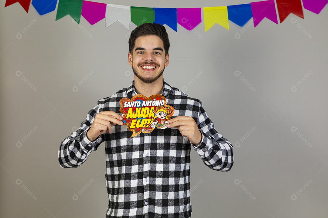Homem jovem usando roupas típicas festa junina sobre fundo isolado