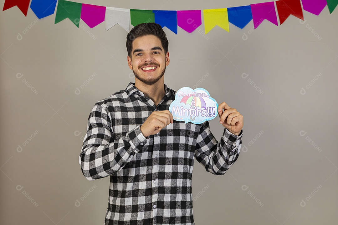 Homem jovem usando roupas típicas festa junina sobre fundo isolado