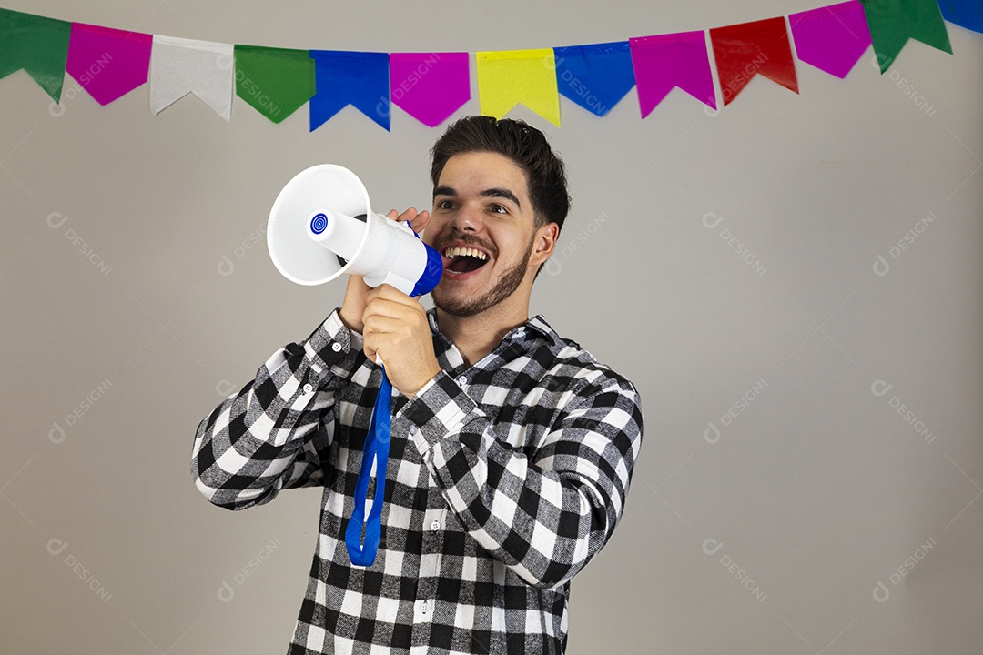 Homem jovem usando roupas típicas festa junina sobre fundo isolado